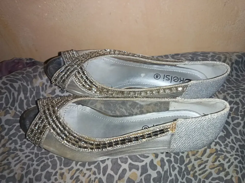 Soulie Plat Kelsi Kouler Larzan Peep-Toe avek Dekorasion