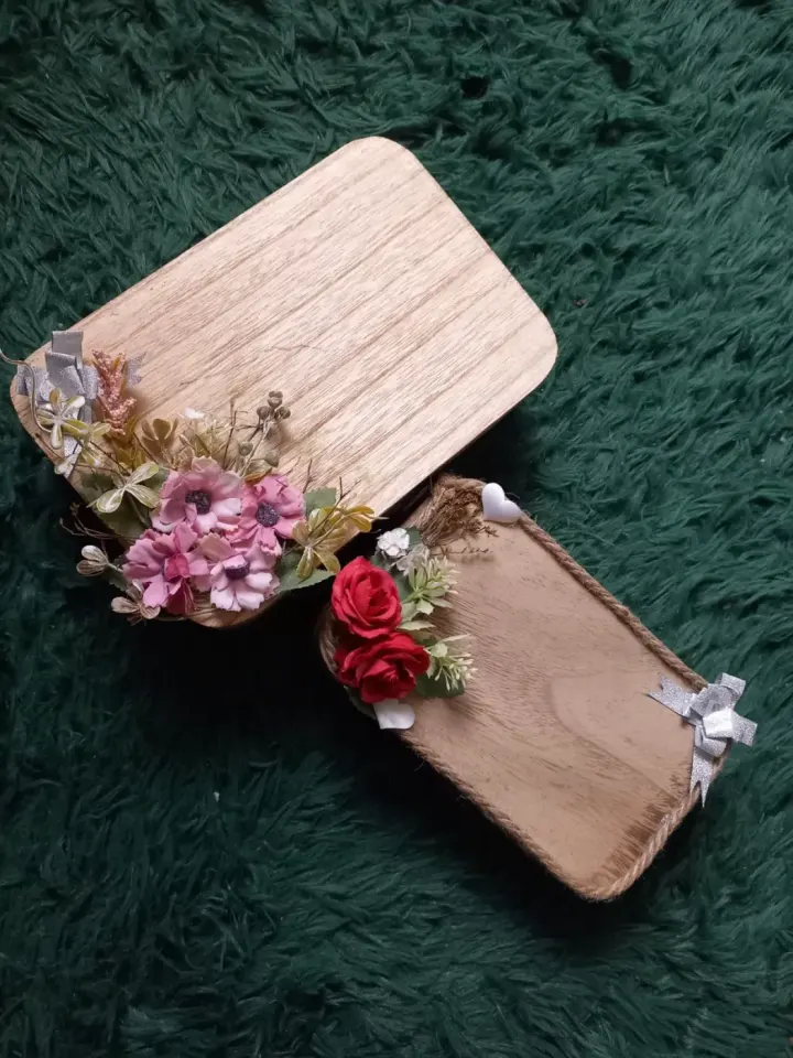Boîte en bois décorée de roses rouges