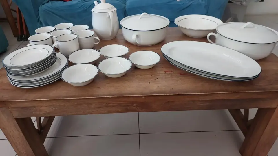 Complete porcelain dinner service