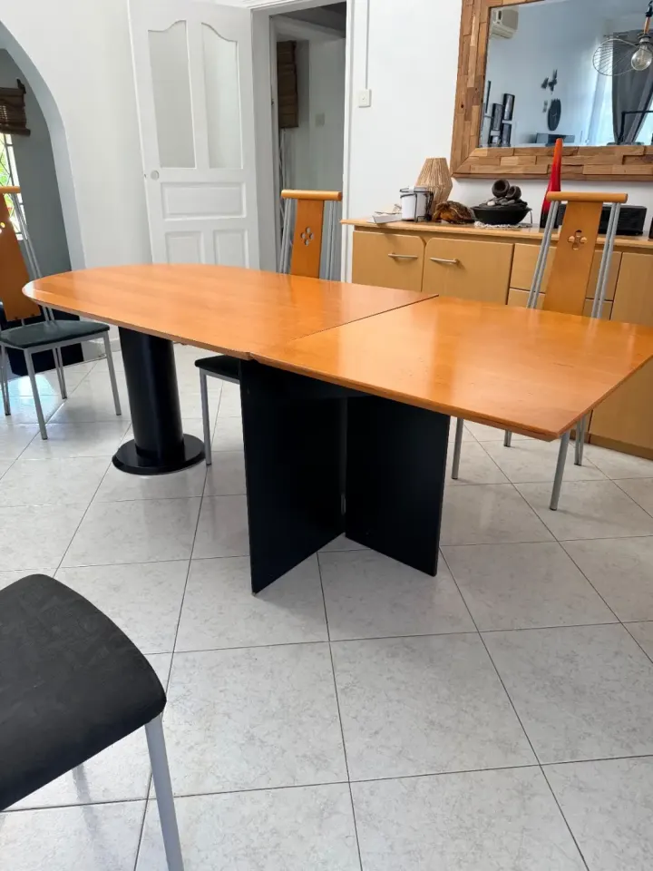Grande table à manger en bois avec base noire et ses 6 chaises