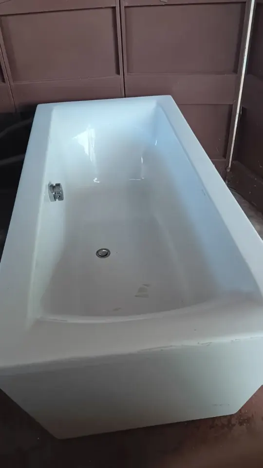 Baignoire en céramique blanche avec bonde et trop-plein
