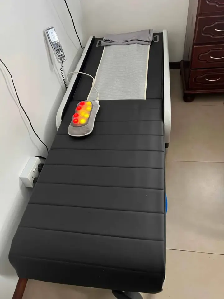 Lit de massage avec télécommande (Prix Négociable) avec 2 housses de drap + 2 équipements chauffants.