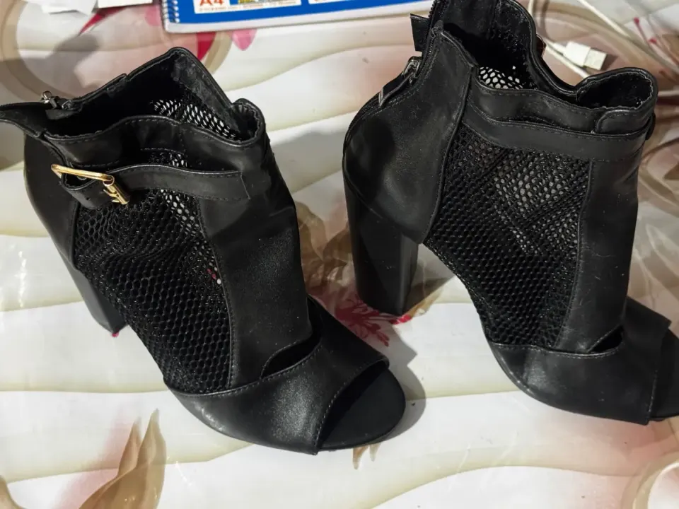 Bottines noires peep-toe en maille