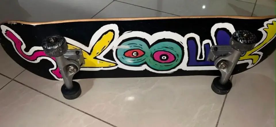 Skateboard avec Design Graphique Coloré