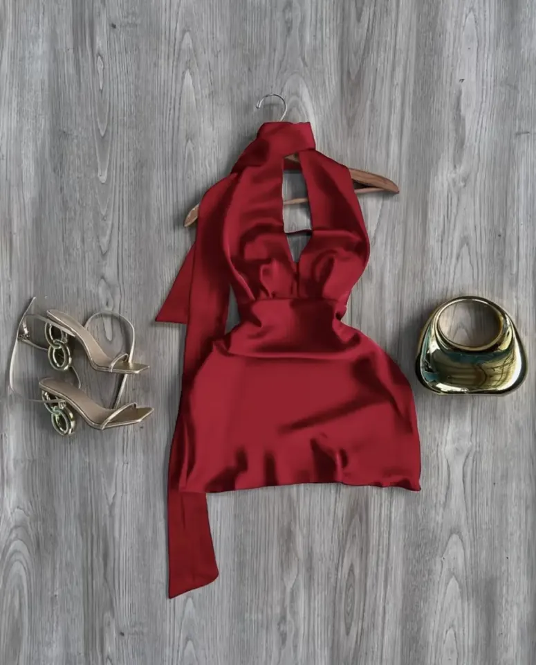Robe rouge satinée dos nu avec talons et sac