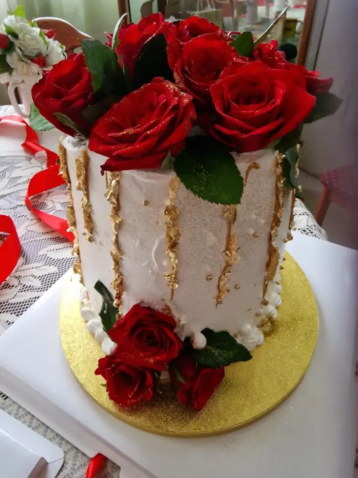 Elegant White Cake with Red Roses & Gold Accents
