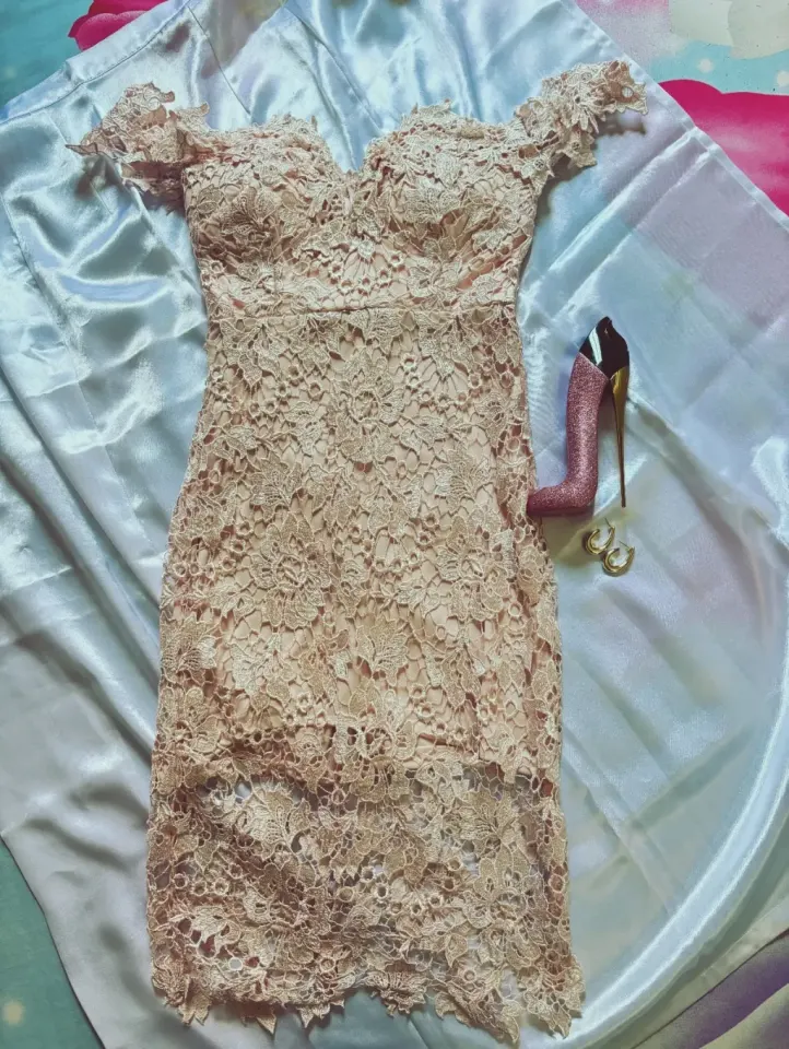 Robe de soirée en dentelle couleur nude