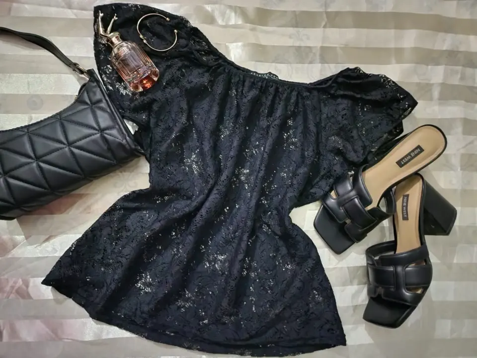 Haut en dentelle noire