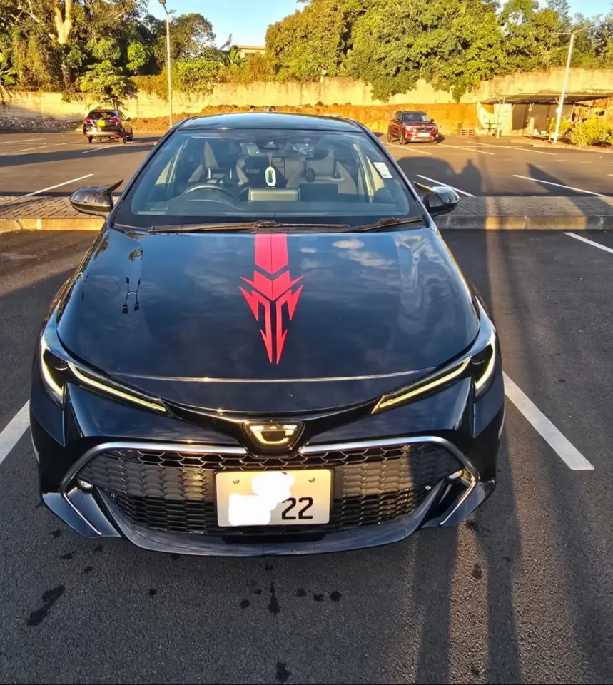 Toyota Corolla Noire avec Décalque de Capot Rouge