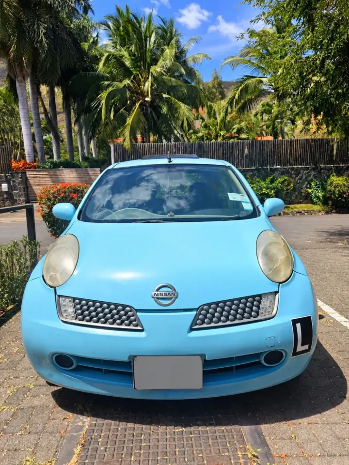 Voiture Nissan Bleu Clair