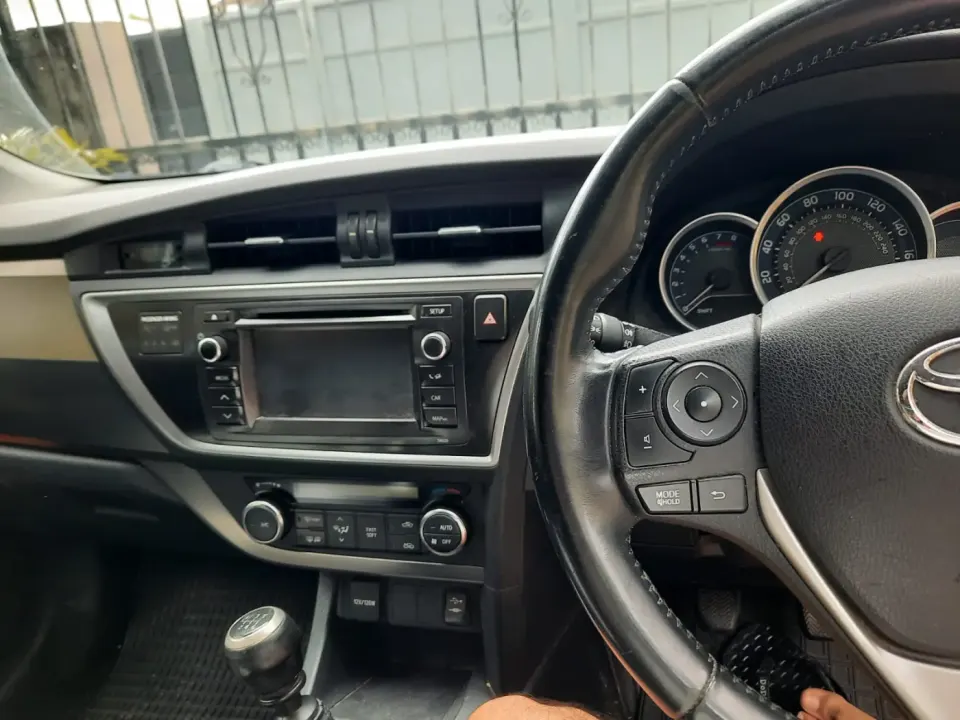 Interyer Loto Toyota avek Bwat Vites Manuel