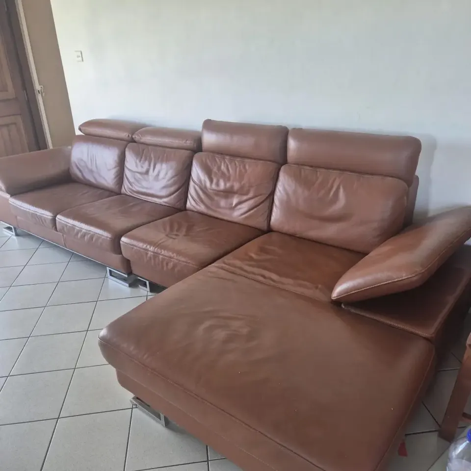 Canapé d'angle en cuir marron et fauteuils avec repose-pieds