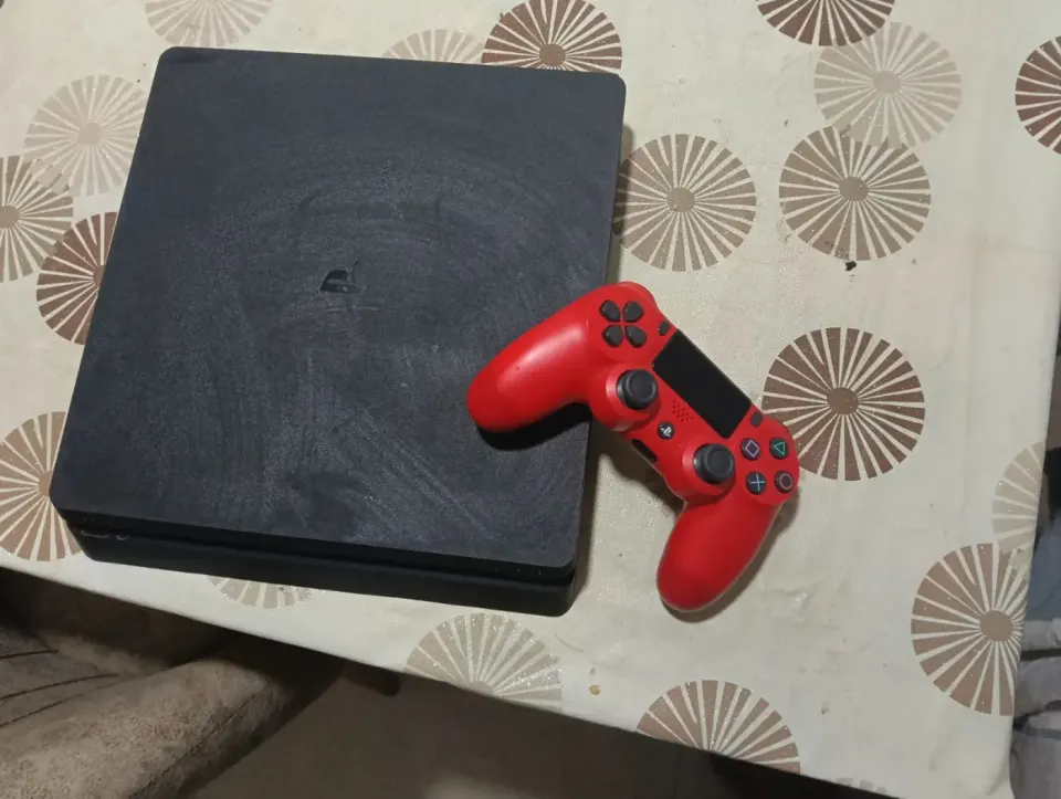 Sony OG PlayStation 4 avec manette DualShock rouge