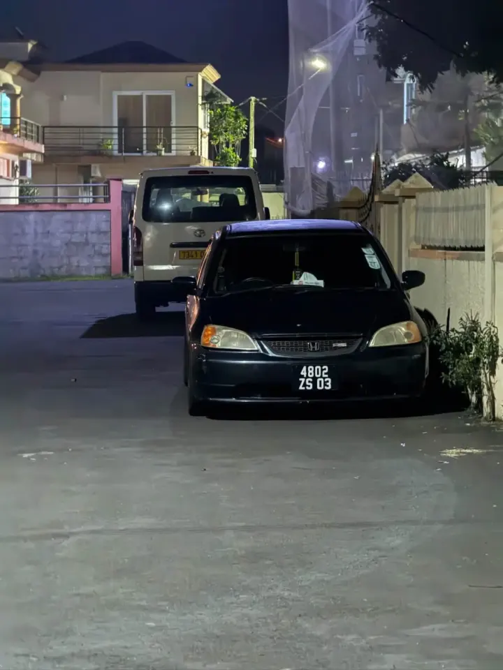 Black Honda Civic ES5
