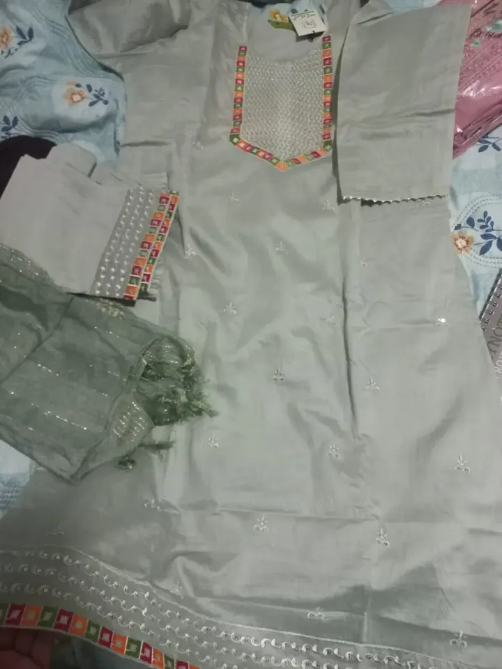 Ensemble Kurta Vert Clair Brodé avec Dupatta