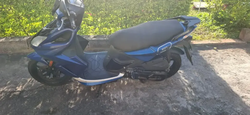 Scooter bleu en bon état