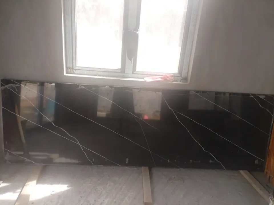 Dalle de marbre noir avec veines blanches en pierre frittée