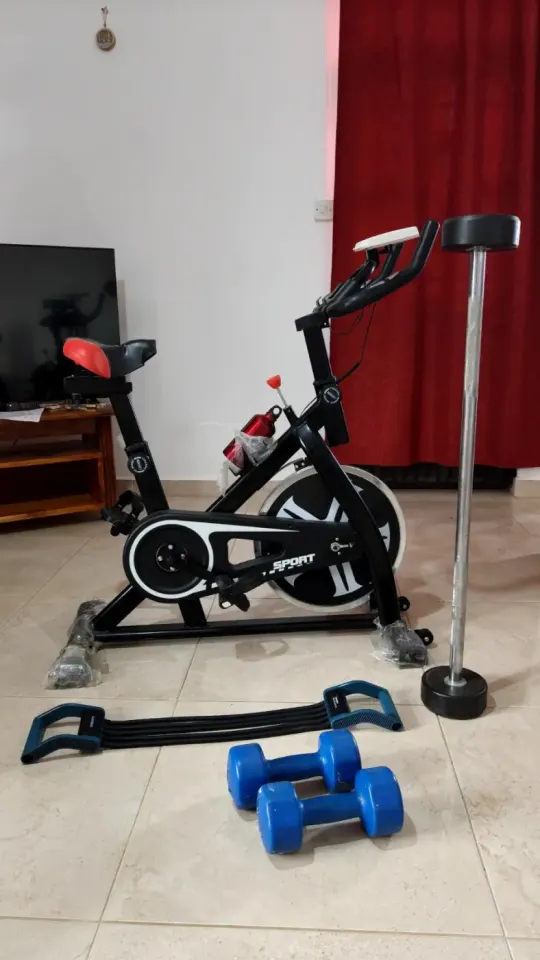 Vélo de spinning avec haltères et bande de résistance