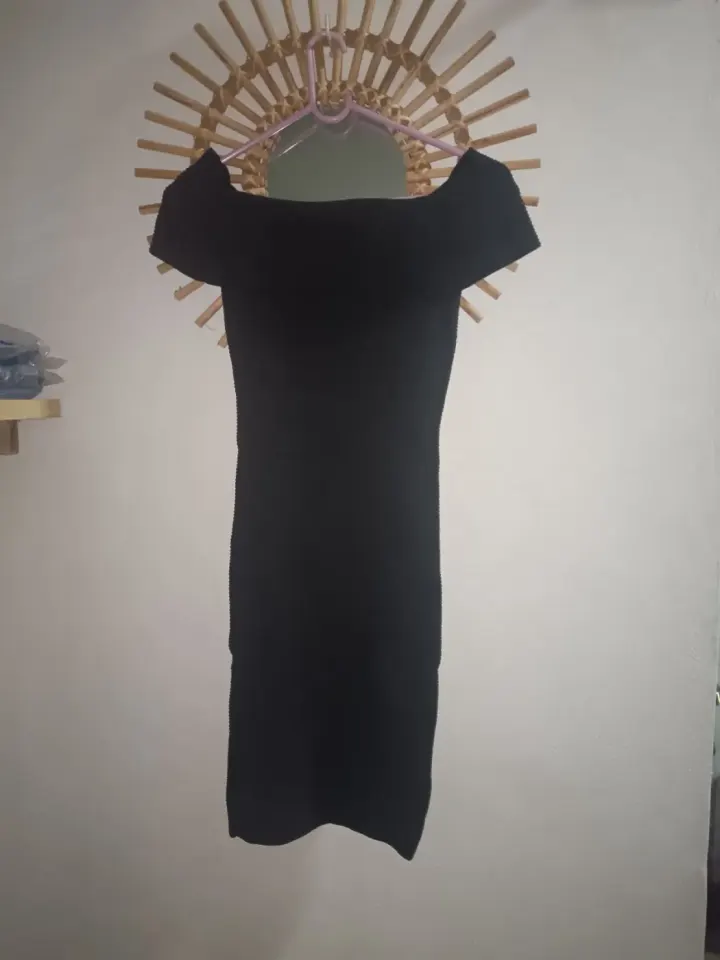 Robe noire courte à épaules dénudées