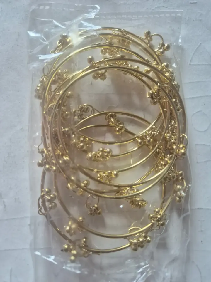 Ensemble de Bracelets Dorés avec Breloques. Les deux robes neuves achetées en Inde, taille 2xl.
