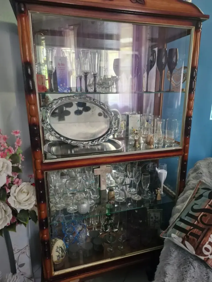 Vitrine en Bois avec Portes en Verre