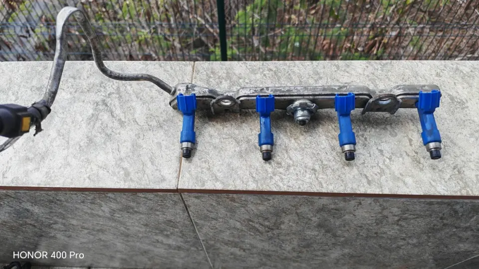 Fuel Rail avek Injectors