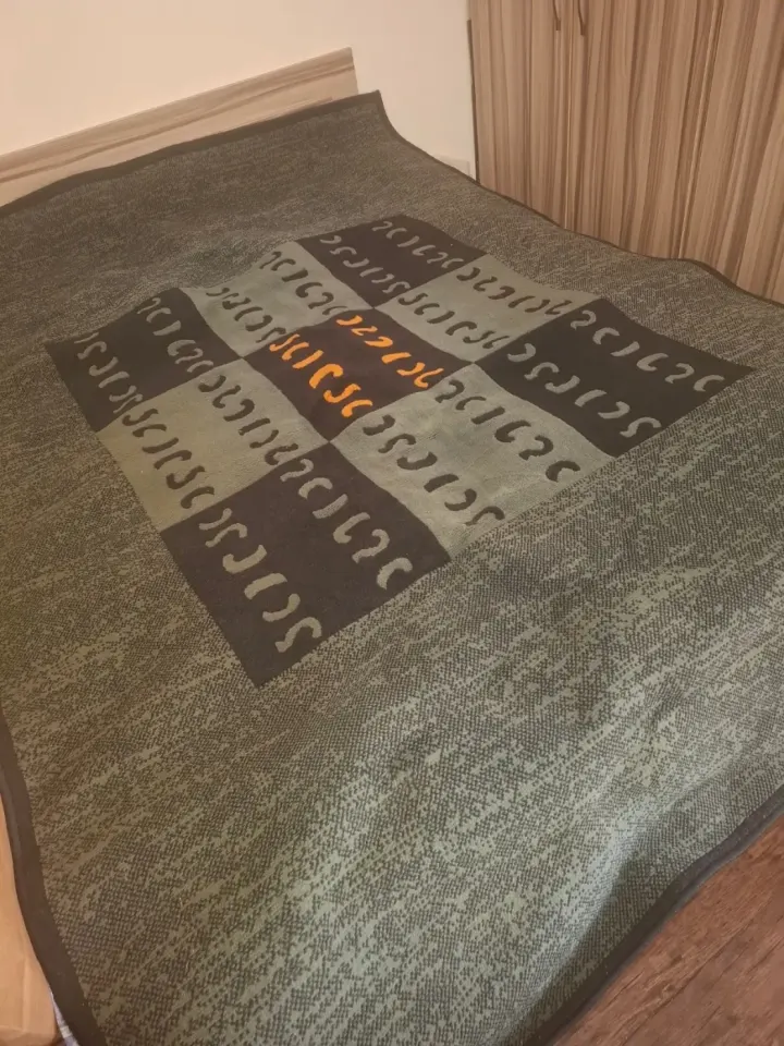 Tapis bleu à motifs