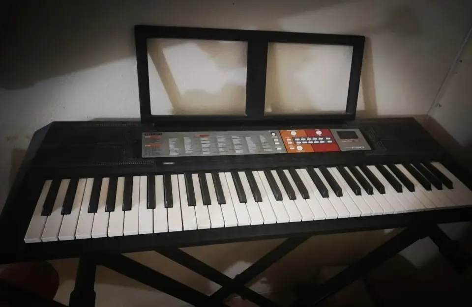 Clavier électronique Yamaha avec support