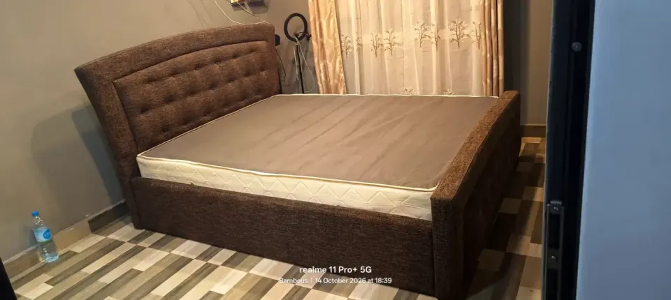 Kadr Li Doub Kouler Maron avek Matla