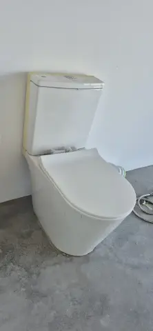 Toilette blanche de la marque DURA / White Toilet DURA