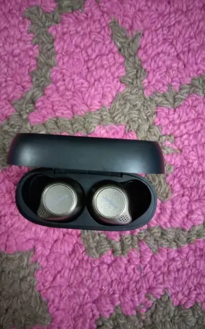 Écouteurs Jabra Elite 75 T à vendre (pas originaux, rarement utilisés, mais le son est excellent)