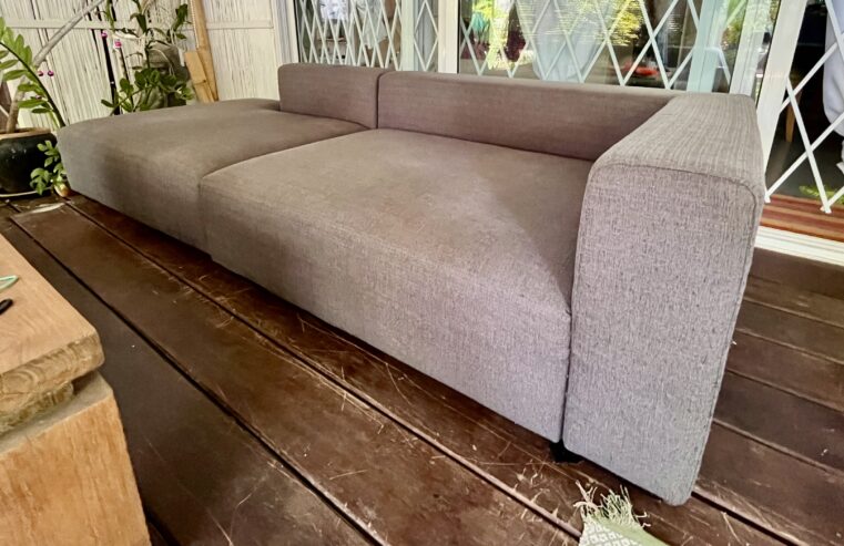 Canapé 4 Places Modulable en Tissu Gris / 4-Seater Modular Sofa in Grey Fabric