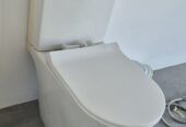 Toilette blanche de la marque DURA / White Toilet DURA