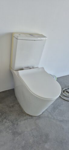 Toilette blanche de la marque DURA / White Toilet DURA