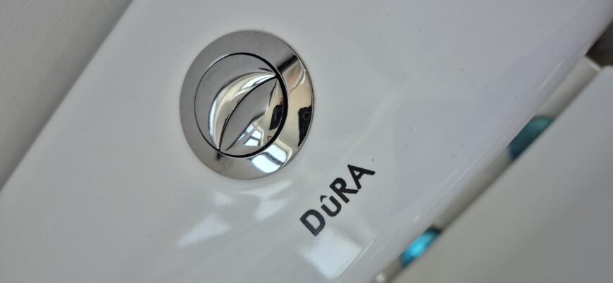Toilette blanche de la marque DURA / White Toilet DURA