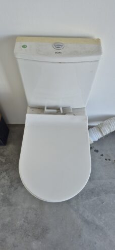 Toilette blanche de la marque DURA / White Toilet DURA
