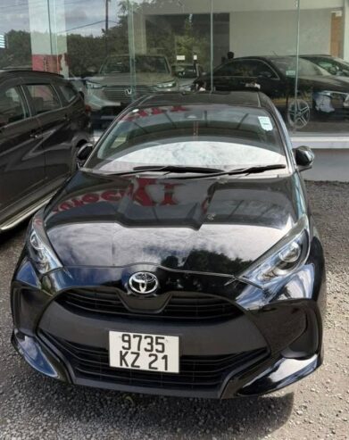 Toyota Yaris 2021 (practically new)