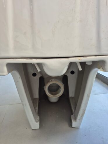 Toilette blanche de la marque DURA / White Toilet DURA