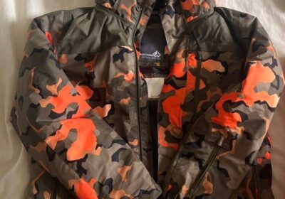 Kids’ camouflage snow jacket, waterproof, warm, with hood, ideal for skiing and snowboarding in Mauritius.