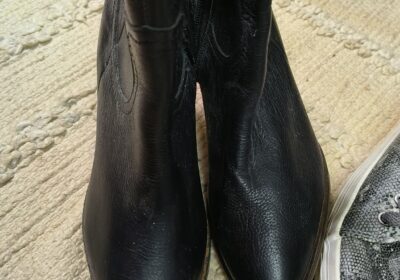 Stylish black leather boots for men.