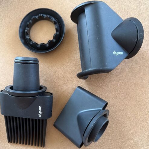 Dyson hairdryer with 5 accessories