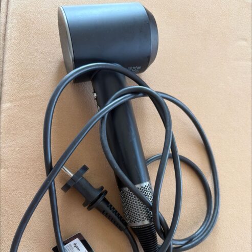 Dyson hairdryer with 5 accessories