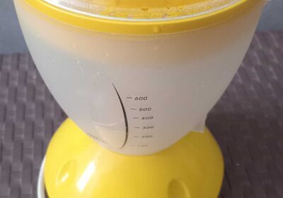 Baby Food Steamer and Blender in Yellow and White, Compact Kitchen Appliance, Ideal for Pureeing Fruits and Vegetables, Easy to Use and Clean
