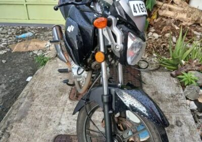 Motorcycle Suzuki black and silver, used for sale in Mauritius. Compact, sporty design with front disc brake, suitable for city commuting.