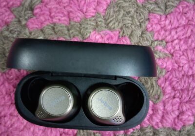 Wireless Bluetooth Earbuds in Black with Charging Case