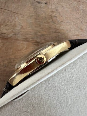 OMEGA Constellation Chronometer Vintage – Boîtier “C-Shape” (Gérald Genta Design)